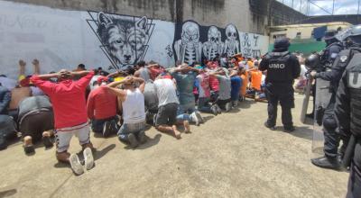 La Policía vigila a los detenidos en cárcel de Santo Domingo después de un motín. 9 de mayo de 2022