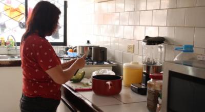 Una mujer cocina en una casa de Quito, el 23 de abril de 2020.