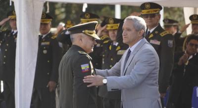 Fausto Salinas y Patricio Carrillo durante una ceremonia policial, en Quito, el 9 de mayo de 2022.