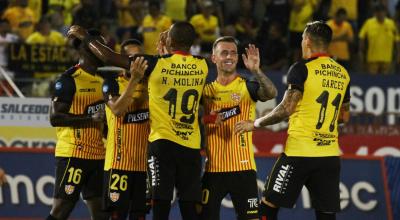 Los jugadores de Barcelona se abrazan tras un gol ante Guayaquil City, en el Estadio Christian Benítez, el 8 de mayo de 2022.