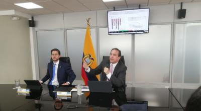 Guillermo Avellán, gerente del BCE, y Simón Cueva, ministro de Finanzas, en rueda de prensa, 11 de mayo de 2022.