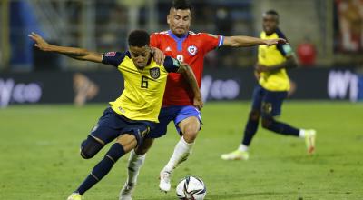 Byron Castillo defiende una pelota ante el chileno Juan Meneses, en un partido por Eliminatorias en San Carlos de Apoquindo, el 16 de noviembre de 2021.