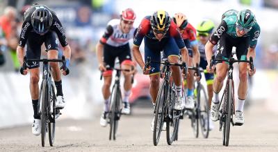 Romain Bardet, Richard Carapaz y Jai Hindley pelean por la victoria en el Blockhaus, en la Etapa 9 del Giro de Italia.