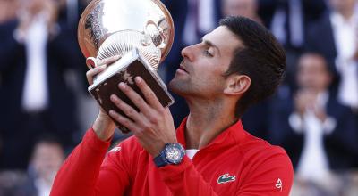 Novak Djokovic besa el trofeo del Abierto de Italia, el domingo 15 de mayo de 2022.