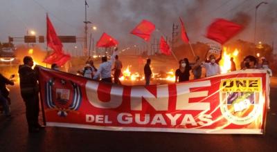 Maestros de la UNE Guayas bloquearon el Puente de la Unidad Nacional, sentido Durán-Samborondón, la madrugada del 16 de mayo de 2022.