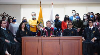 Iván Saquicela (centro) junto a los demás jueces de la Corte Nacional, durante una rueda de prensa, el 17 de mayo de 2022.