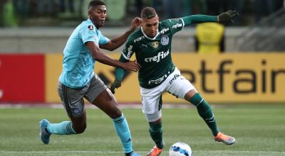 Rafael Navarro, de Palmeiras, disputa el balón con Joel Quintero, de Emelec, en el partido jugado en Sao Paulo, el 18 de mayo de 2022.