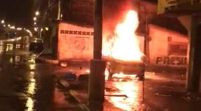 Imagen de la explosión de uno de los dos coches bombas en el centro de Esmeraldas, la noche del 18 de mayo de 2022.
