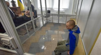 El soldado ruso Vadim Shishimarin se sienta en el banquillo, en el segundo día de su juicio por crímenes de guerra, en el tribunal de distrito de Solomyansky en Kiev, Ucrania, el 19 de mayo de 2022.
