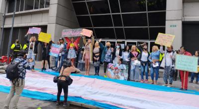 El grupo de mujeres transgénero de Nueva Coccinelle protesta afuera de la Fiscalía. Quito, 20 de mayo de 2022