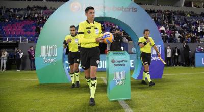 La terna arbitral liderada por Luis Quiroz salta a la cancha del Estadio Banco Guayaquil, el 27 de febrero de 2022.