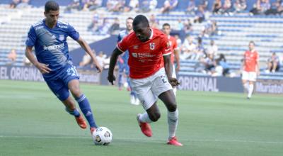 José Francisco Cevallos marca a Anderson Ordóñez en el partido entre Emelec y Universidad Católica, el sábado 21 de mayo de 2022, en el estadio Capwell. 