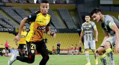 El jugador Byron Castillo disputa una pelota en un partido ante Deportivo Cuenca, en el Estadio Banco Pichincha, el 15 de mayo de 2022.