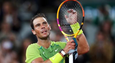 Rafael Nadal festeja su triunfo ante Corentin Moutet en la segunda ronda de Roland Garros, el 25 de mayo de 2022.