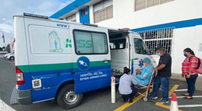 Traslado de dos pacientes desde Galápagos a una casa de salud de Guayaquil, el 22 de mayo de 2022.