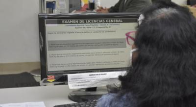 Una mujer rinde el examen para obtener la licencia de conducir, el 25 de mayo de 2022.