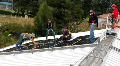 Colocación de paneles solares en la planta de la empresa  AlimentArte, que produce bebidas y harinas de chocho.