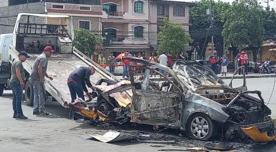 Restos del auto que explotó frente a una estación policial en Guayaquil, el 29 de mayo de 2022. 