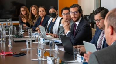 El ministro de Producción, Julio José Prado, junto a empresarias peruanos, el 2 de junio de 2022.