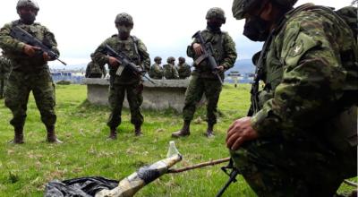 Militares hallaron un arma y municiones en los exteriores de la Cárcel de Cotopaxi, el 24 de febrero de 2022.