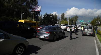 Agentes de Tránsito realizan un control a autos en Quito, el 4 de noviembre de 2021.