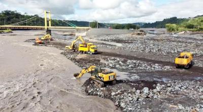 Trabajos del Ministerio de Obras Públicas en el Río Upano