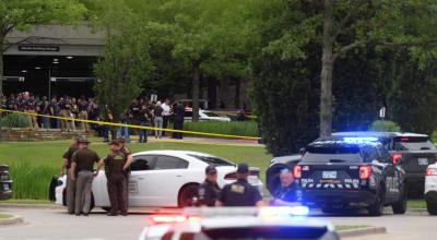 La Policía en los exteriores del hospital de Tulsa, Oklahoma, en Estados Unidos, donde ocurrió un tiroteo, el 1 de junio de 2022.