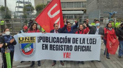 Un grupo de maestros de la UNE se concentró en los exteriores de la Asamblea Nacional, en Quito, el 2 de junio de 2022, para exigir la publicación de las reformas a la LOEI en el Registro Oficial.