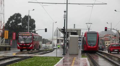 Un tranvía sale de la estación Parque Industrial, en el norte de Cuenca, en mayo de 2022. 