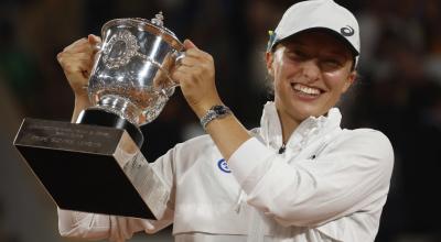 La tenista polaca Iga Swiatek celebra con el trofeo, luego de ganar la final femenina del Abierto de Francia, el 4 de junio de 2022.