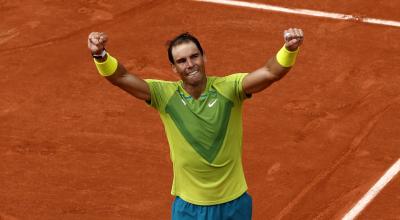 Rafael Nadal levanta sus brazos tras ganar la final de Roland Garros 2022, ante Casper Ruud, el 5 de junio.