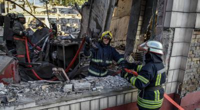 Bomberos buscan entre los escombros que dejó un bombardeo en Kiev, en Ucrania, el 5 de junio de 2022.