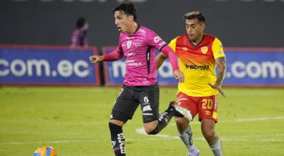 Lorenzo Faravelli, de IDV, maneja un balón en un partido ante Aucas, en Quito, el 6 de marzo de 2022