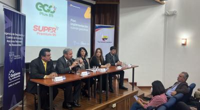 Ítalo Cedeño (segundo izq.), gerente de Petroecuador, presenta el plan para la venta de dos nuevas gasolinas, el 7 de junio de 2022.