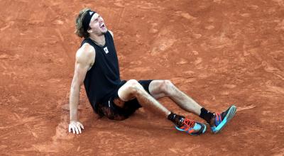 Zverev cae al piso durante las semifinales de Roland Garros ante Rafael Nadal, el 3 de junio de 2022.