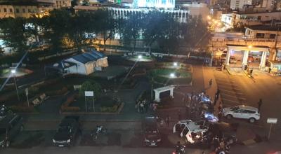 Vista panorámica del parqueadero del Hospital Luis Vernaza, centro de Guayaquil, donde la noche del 7 de junio de 2022, la Policía detuvo a 18 personas.