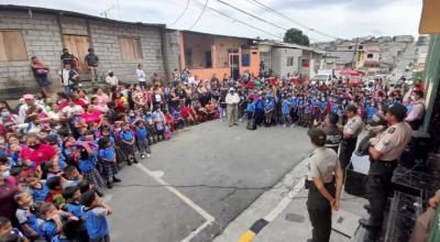 La Policía Antinarcóticos capacita en prevención de drogas a estudiantes y padres de familia de la Unidad Educativa María Fernández Martin, en Flor de Bastión, noroeste de Guayaquil, para evitar que sean reclutados.