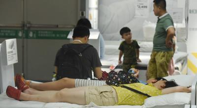 Una ola de calor invadió a China y sus habitantes se refugiaron en centros comerciales, junio de 2018.