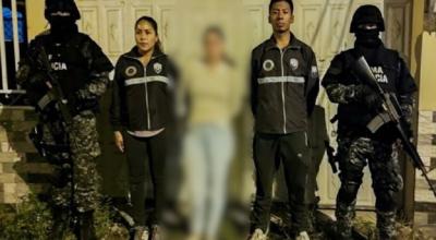 Agentes policiales junto a la detenida, Alisson G.R., acusada de sicariato en Ibarra, el 12 de junio de 2022.