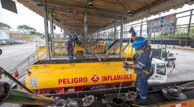 Despacho de combustibles en la terminal Pascuales de Petroecuador, en junio de 2022.