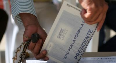 Una persona deposita su voto en las elecciones presidenciales de Colombia, el 29 de mayo de 2022.