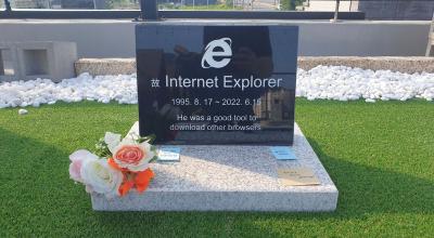 El ingeniero coreano, Jung Ki-young, erigió una tumba en honor al navegador Internet Explorer, el 17 de junio de 2022.