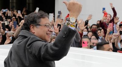 Gustavo Petro saluda a sus simpatizantes después de votar, en Bogotá, el 19 de junio de 2022.