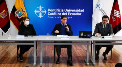 Fernando Ponce, rector de la PUCE; Maria Villagomez, rectora de la Salesiana, y Carlos Loaiza, presidente de la Cámara. Quito, 20 de junio de 2022