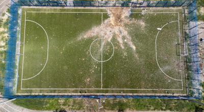 Vista de un campo de fútbol destruido por un misil de los ataques rusos en el barrio Saltivka en las afueras de Járkov (Ucrania), el 14 de junio de 2022.