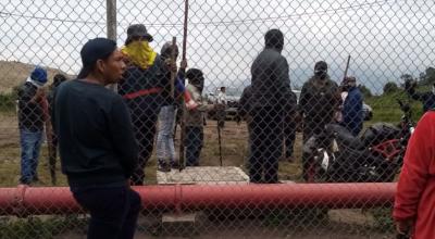 Manifestantes en las inmediaciones de una de las envasadoras de gas, ubicada en Pifo. 