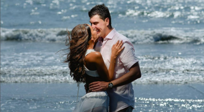 Alejandra Rodríguez e Ismael Rescalvo celebrando uno de sus aniversarios en la playa.