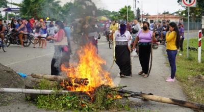 Manifestantes cerraron la vía a Naranjal, en Guayas, el 22 de junio de 2022.