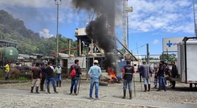 Manifestantes protestan en las inmediaciones del bloque 10,  a cargo de la empresa argentina Pluspetrol, en el marco del paro nacional, el 18 de junio de 2022.