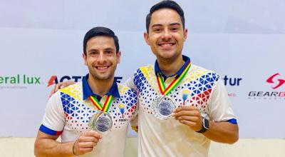 José Daniel Ugalde (i) y Juan Francisco Cueva (d), sostienen sus medallas alcanzadas en el Panamericano de Bolivia, en abril de 2022.